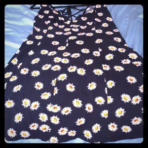 Be happy in floral: black dress with daisies